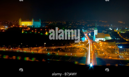 Bratislava di notte vista dal ristorante futuristico UFO. Il castello di Bratislava, Cattedrale di San Martino e Novy più bridge (SNP) Foto Stock