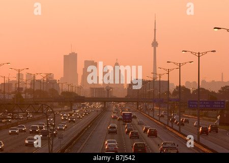 Vista del cielo di Toronto dal di sopra la regina Elisabetta via autostrada durante la fase di inizio di ora di punta del traffico, Toronto, Ontario, Canada. Foto Stock