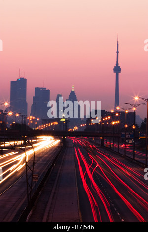 Vista del cielo di Toronto dal di sopra la regina Elisabetta via autostrada durante la fase di inizio di ora di punta del traffico, Toronto, Ontario, Canada. Foto Stock