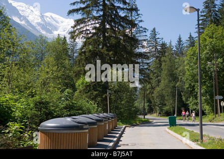 Rifiuti e cassonetti per il riciclaggio, ordinati in carta, vetro, plastica e spazzatura, Chamonix, Francia Foto Stock