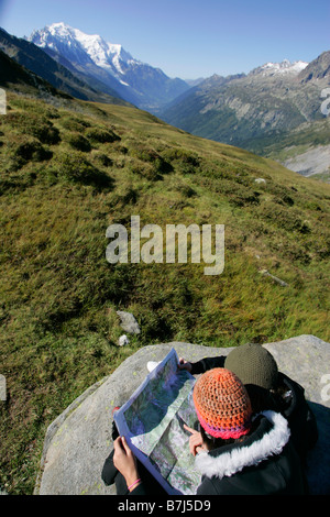 Le ragazze giovani (19) la lettura di una mappa nella parte anteriore del Mont Blanc, Col de Balme Chamonix, Francia Foto Stock