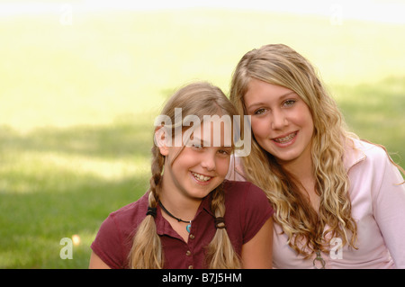 Ritratto di giovane ragazze su erba, Regina, Saskatchewan Foto Stock