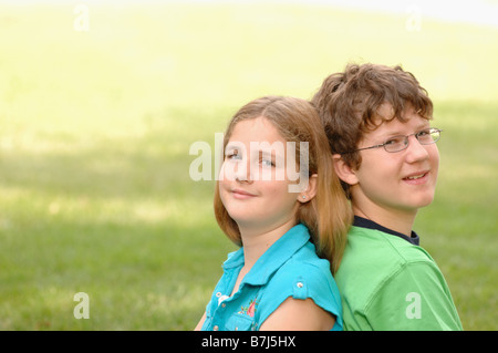 Ritratto di giovane ragazza e ragazzo su erba, Regina, Saskatchewan Foto Stock