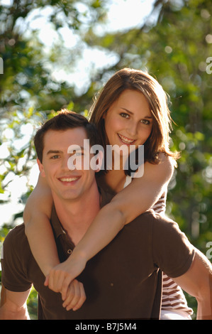 Ragazzo adolescente piggy backing ragazza adolescente, Regina, Saskatchewan Foto Stock