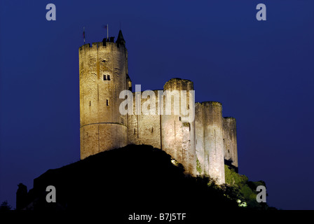 Nocturnal castello illuminati di Najac, Midi-Pirenei, Francia Foto Stock