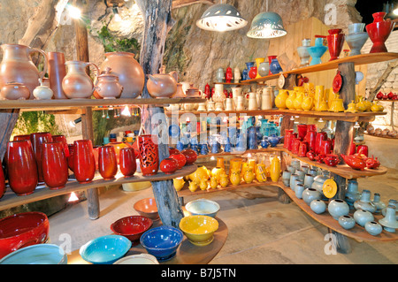 Interno del piccolo atelier di ceramica de Terre in Cabrerets, Parco Naturale Causses du Quercy, Francia Foto Stock