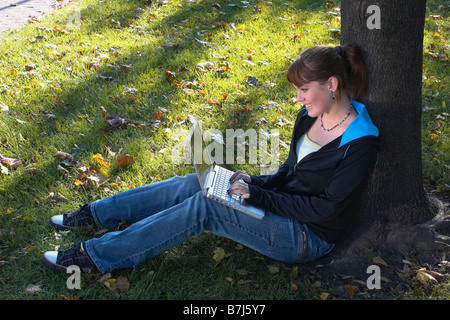 Giovane donna utilizzando laptop all'aperto, Brantford, Ontario Foto Stock