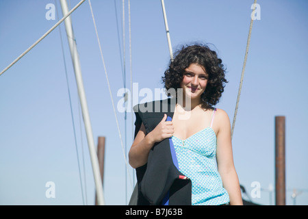 Ragazza di 14 anni con Dive ingranaggio su una barca a vela. Victoria, BC. Foto Stock