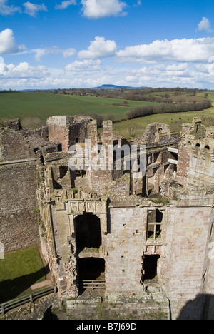 Dh Raglan Castle GWENT GALLES Roof top delle rovine del castello e la campagna circostante Foto Stock