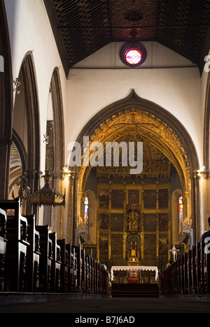 Dh Se Cathedral Funchal Madeira corridoio interno e altare all'interno della cattedrale Foto Stock