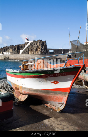 dh CAMARA DE LOBOS MADEIRA barche da pesca in barca sul porto di Slipway Foto Stock