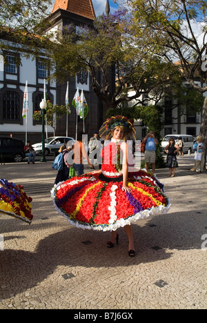 Dh il Festival dei Fiori di Funchal Madeira Festival ragazza in fiore bellissimo costume donna abiti floral Foto Stock