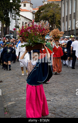 Dh il Festival dei Fiori di Madeira Funchal ragazza con fiore sul suo capo la sfilata dei bambini alla parete di speranza il carnevale Foto Stock