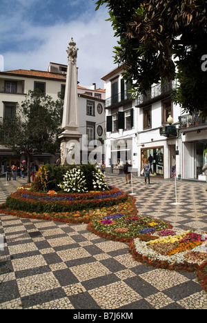 Dh il Festival dei Fiori di Madeira FUNCHAL Arazzo di decorazione floreale city center via piazza di arte murale fiori Foto Stock