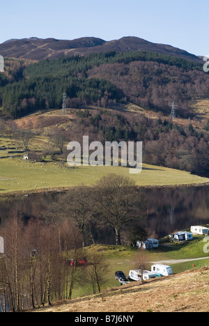 dh Loch Tummel STRATHTUMMEL PERTHSHIRE Camping site con caravan e tende da campeggio tenda di lago roulotte scozzesi scozia Foto Stock