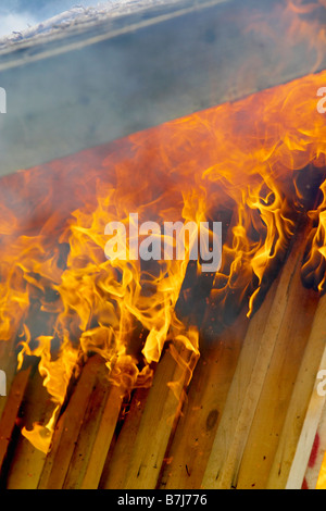 Le fiamme e il fumo a bruciare il tetto del capannone, Hamilton, Ontario Foto Stock