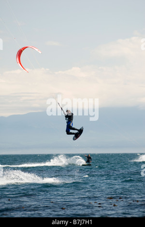 Kiteboarder jumping, Victoria, BC Foto Stock