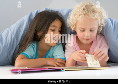 Due bambine di fare divertire a letto Foto Stock