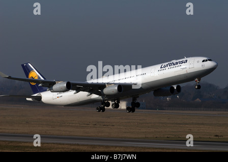 Lufthansa Airbus A340-300 aereo di linea che decollano dall'Aeroporto Internazionale di Dusseldorf, Germania. Foto Stock