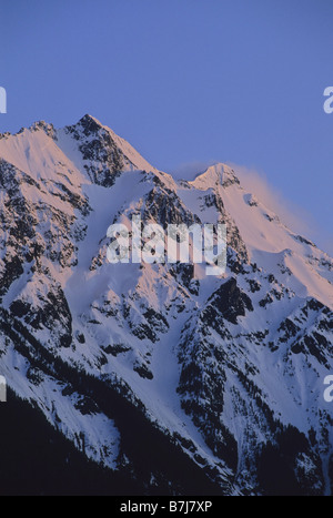 Mount Currie aumenta al di sopra di Pemberton Valley, luci alpenglow neve, Pemberton, BC Canada Foto Stock