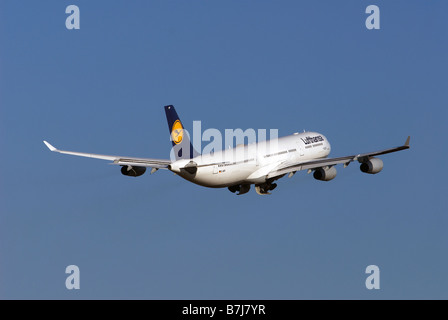 Lufthansa Airbus A340-300 aereo di linea che decollano dall'Aeroporto Internazionale di Dusseldorf, Germania. Foto Stock