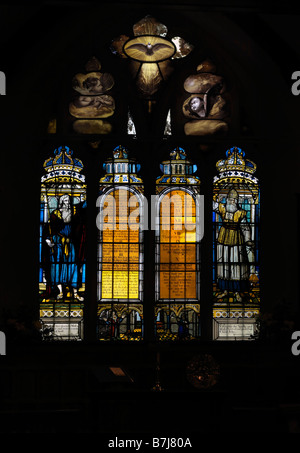 Il decalogo o Dieci Comandamenti Vetrata chiesa di San Lorenzo Morden Surrey in Inghilterra Foto Stock