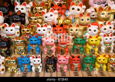 Maneki Neko o fatto cenno gatti in vendita. Fatto cenno sono i gatti pensato a portare la ricchezza o la felicità a seconda di quale lato è ra Foto Stock