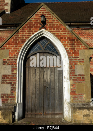 Chiesa di San Lorenzo Morden Surrey in Inghilterra Entrata Principale con graffiti Devil scritta sulla porta Foto Stock