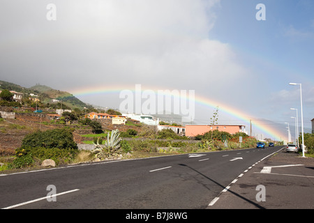 Un arcobaleno alla fine di una strada di Mazo su La Palma (isole Canarie). Foto Stock