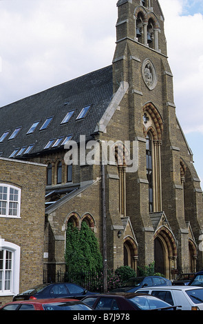 Londra, San Clemente chiesa inferiore, Holloway, architetto Sir G.G.Scott, convertiti in appartamenti. Foto Stock