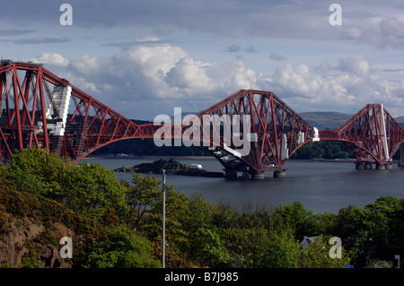Il famoso Ponte di Forth Rail in Scozia fotografata da North Queensferry Foto Stock