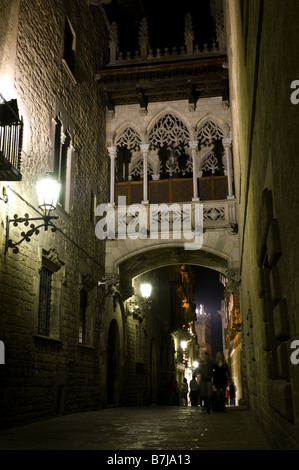 Vista notturna del ponte dei sospiri sulla Carrer del Bisbe nel quartiere Gotico di Barcellona Foto Stock