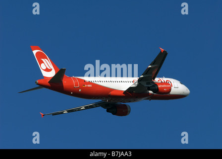 Air Berlin Airbus A330-214 linea aerea commerciale, con l'Aeroporto Internazionale di Dusseldorf Nord Rhine-Werstphalia, Germania. Foto Stock