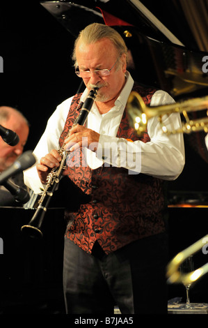 La leggenda del jazz Acker Bilk sul suo ottantesimo compleanno celebra con un concerto a Southamptons Concorde Club Foto Stock