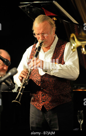 La leggenda del jazz Acker Bilk sul suo ottantesimo compleanno celebra con un concerto a Southamptons Concorde Club Foto Stock