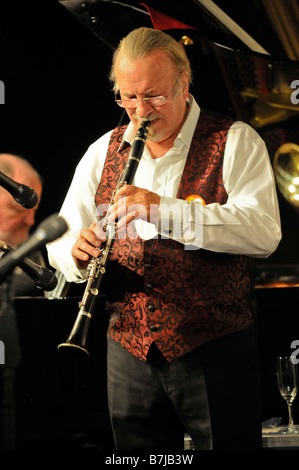 La leggenda del jazz Acker Bilk sul suo ottantesimo compleanno celebra con un concerto a Southamptons Concorde Club Foto Stock