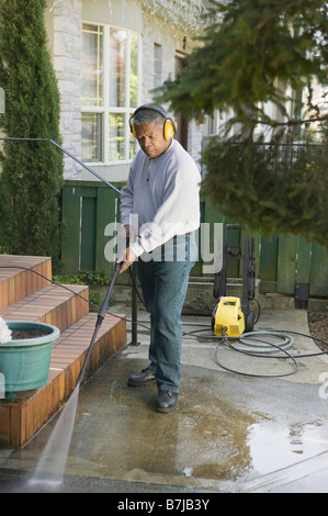 African American uomo utilizzando una rondella di potenza, Vancouver, BC Foto Stock