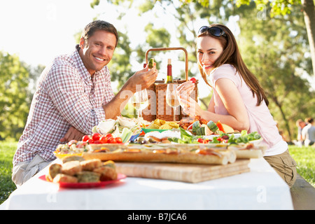 Paio di mangiare un pasto Al Fresco Foto Stock