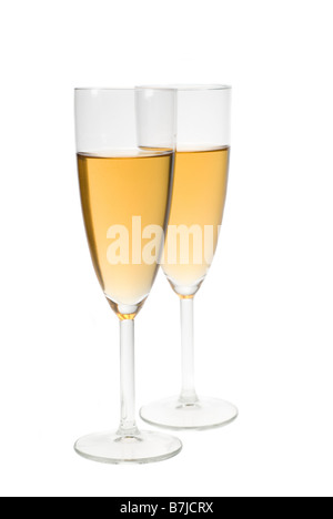 Due bicchieri riempiti con champagne isolato su uno sfondo bianco Foto Stock