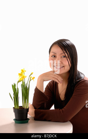 Asian giovane ragazza w/Flower, Regina, Saskatchewan Foto Stock