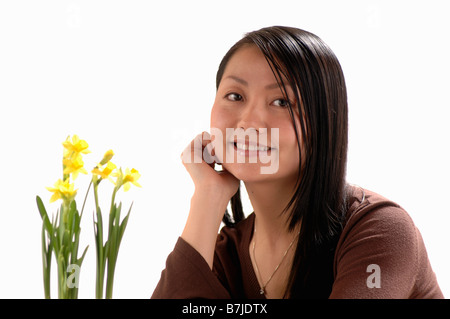 Asian giovane ragazza w/Flower, Regina, Saskatchewan Foto Stock