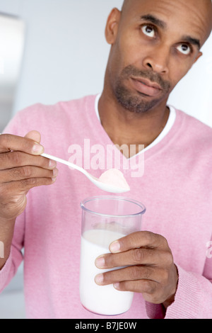 Uomo di mezza età Azienda Integratori alimentari Foto Stock