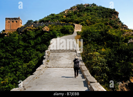 Pechino CINA, cinese antico monumento, 'Simatai sezione' della Grande Muraglia della Cina, il paesaggio di montagna Estate, Donna che cammina Foto Stock