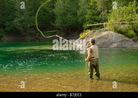 Vista del pescatore (pesca al salmone) su Petite CascapÃ©fiume dia (Arthur rock pool di salmone) Foto Stock
