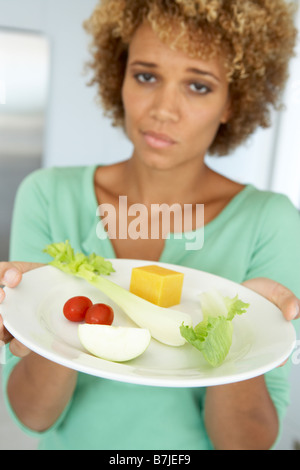 Metà donna adulta tenendo un piatto di cibo sano Foto Stock