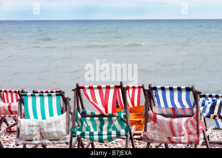 Bistrattato sdraio su una spiaggia deserta, maggio giorno festivo, DORSET REGNO UNITO Foto Stock