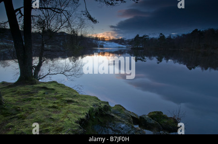 Crepuscolo presso Tarn Hows nel distretto del lago, Cumbria, Inghilterra Foto Stock