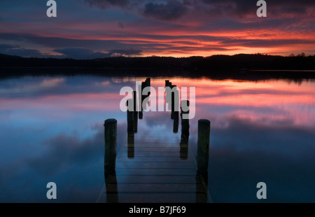 Windermere all'alba, nel distretto del lago, Cumbria, Inghilterra Foto Stock