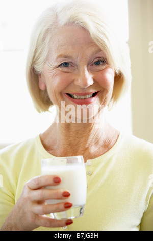 Senior donna bere latte Foto Stock