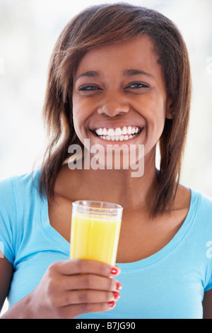 Ragazza adolescente a bere il succo d'arancia fresco Foto Stock